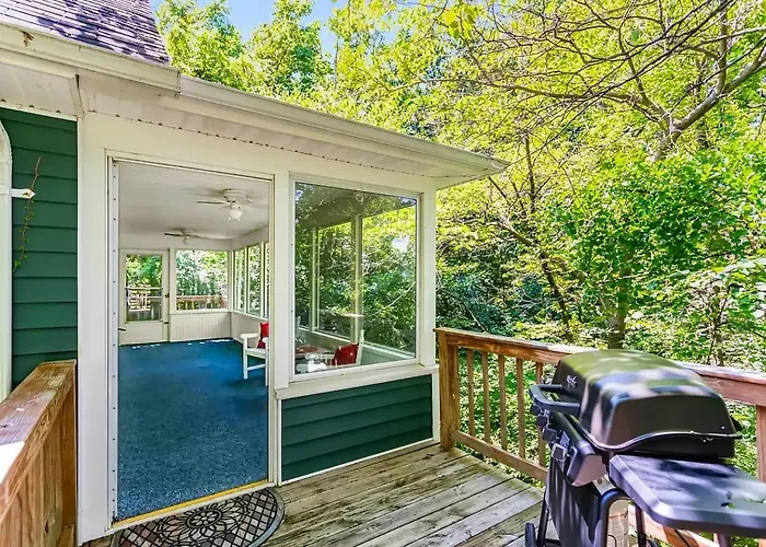 Cozy Cottage W Hot Tub, Fire Pit, Wifi & Sunroom!