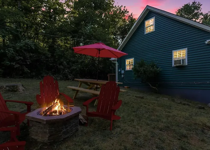 Cozy Cottage W Hot Tub, Fire Pit, Wifi & Sunroom!