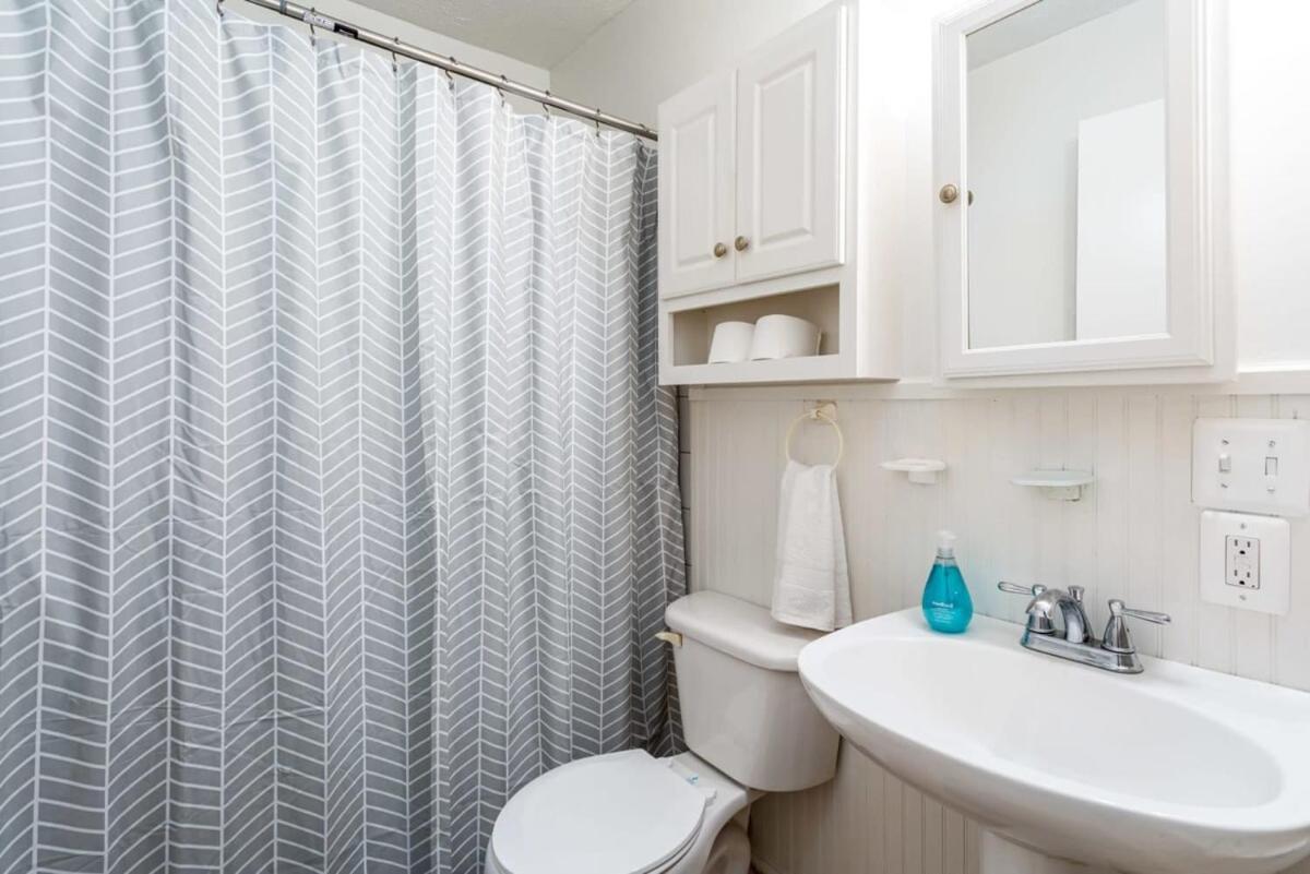 Cozy W Hot Tub, Fire Pit, Wifi & Sunroom! Holiday home Front Royal