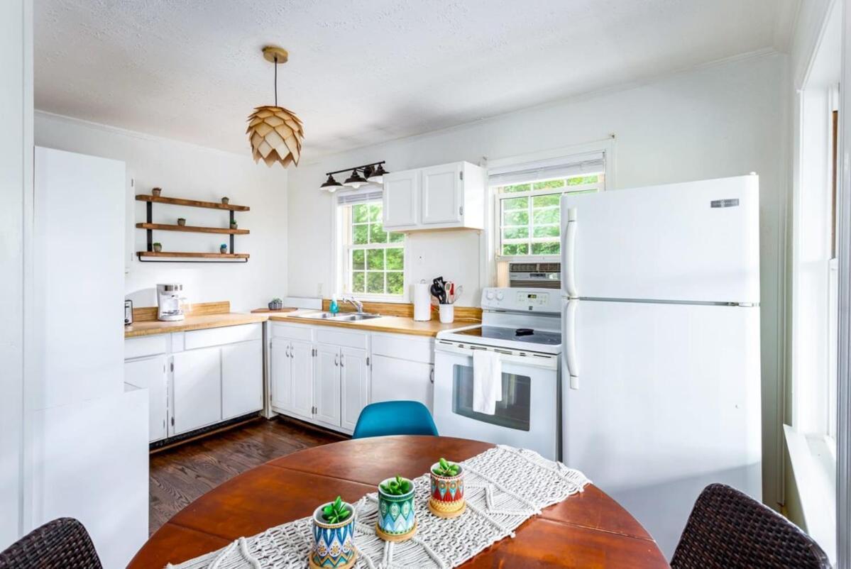 Cozy W Hot Tub, Fire Pit, Wifi & Sunroom! Holiday home *