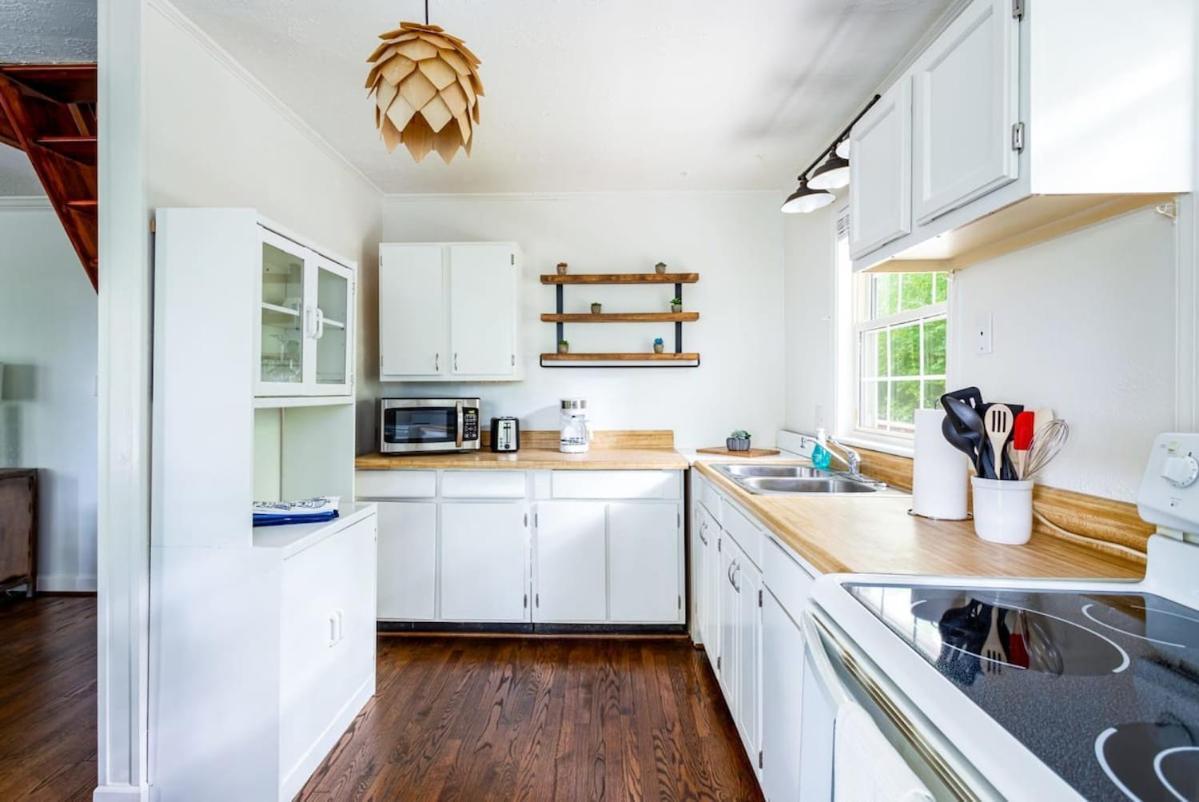 Cozy W Hot Tub, Fire Pit, Wifi & Sunroom! Holiday home