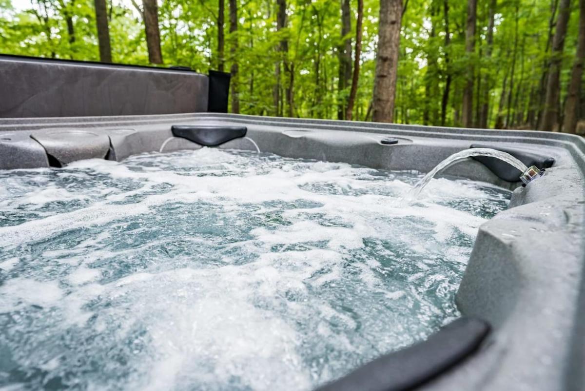 Cozy W Hot Tub, Fire Pit, Wifi & Sunroom! * Front Royal