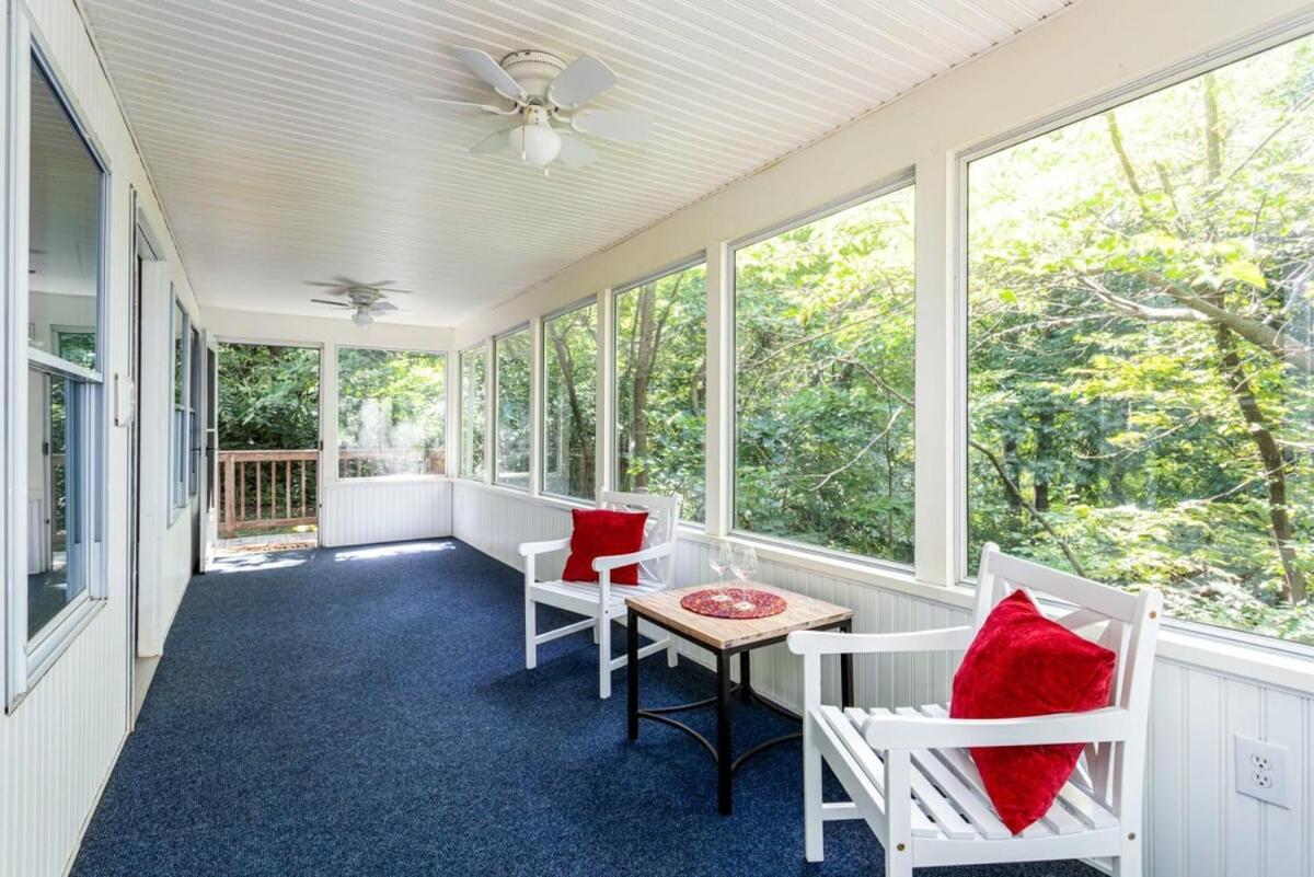 Cozy W Hot Tub, Fire Pit, Wifi & Sunroom!