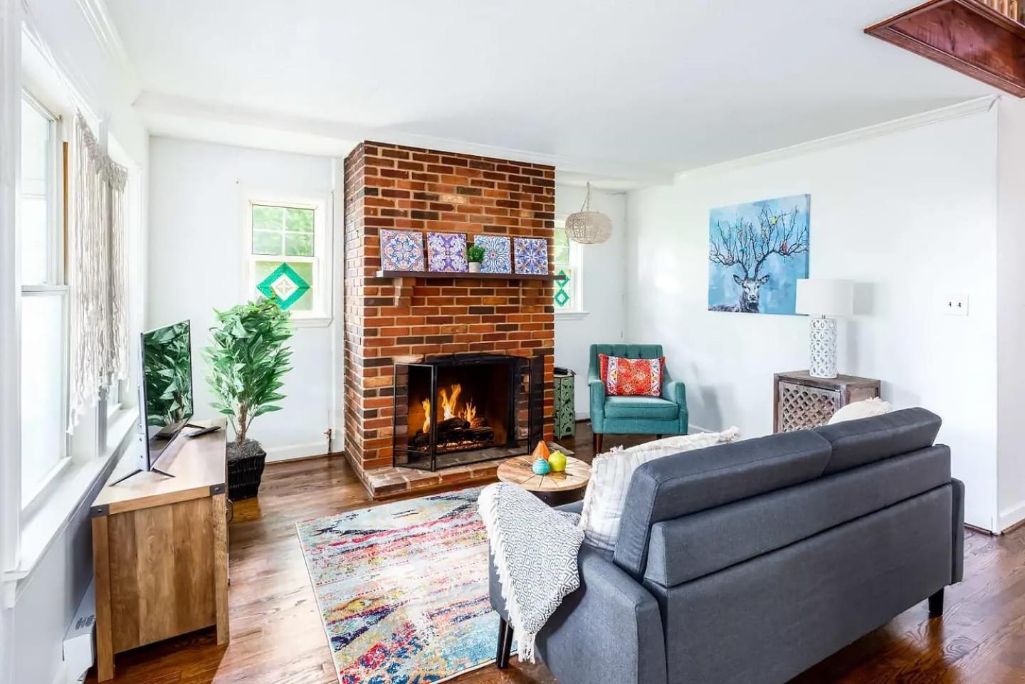 Cozy W Hot Tub, Fire Pit, Wifi & Sunroom! Holiday home *