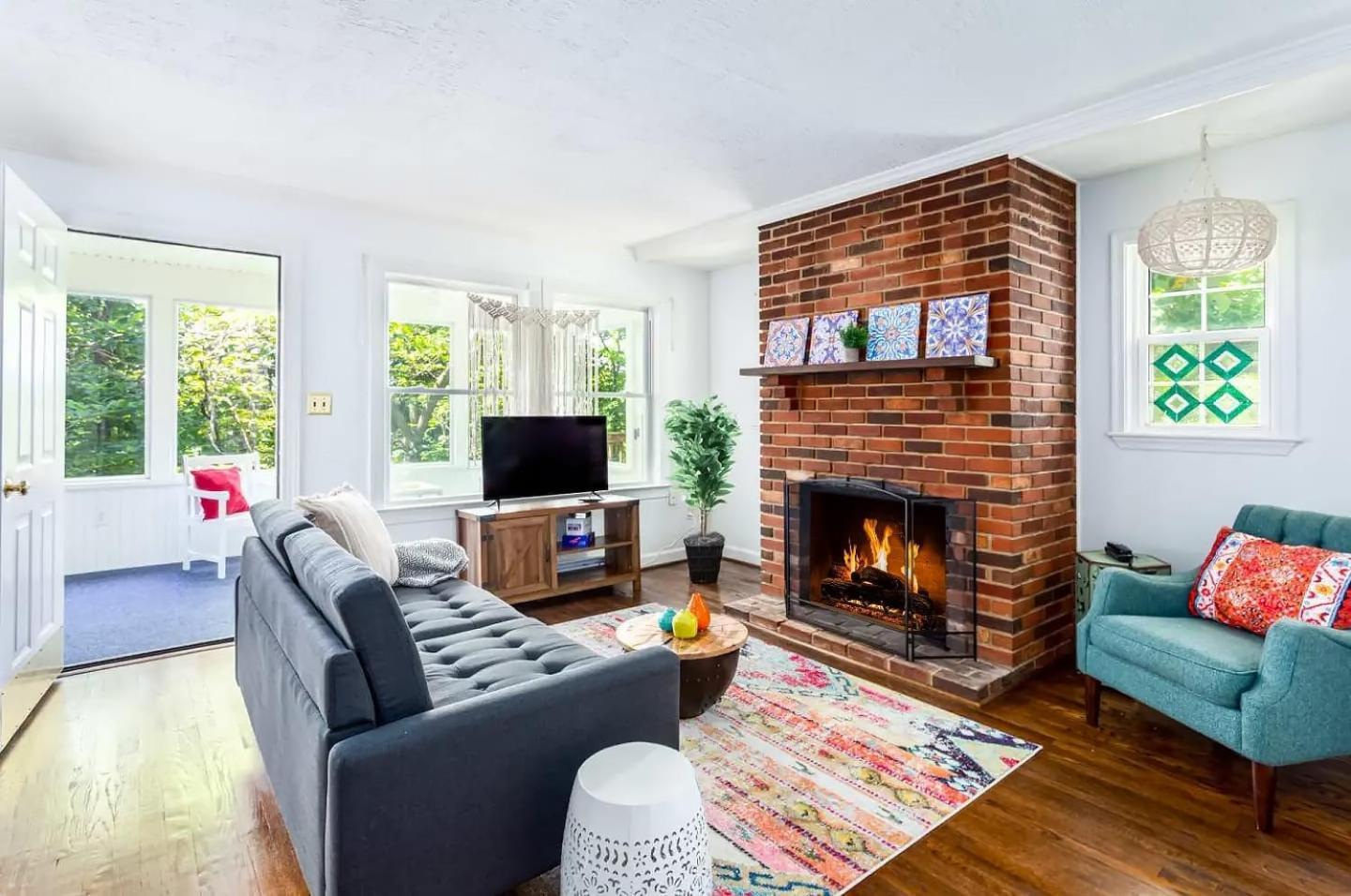 Cozy W Hot Tub, Fire Pit, Wifi & Sunroom! Holiday home
