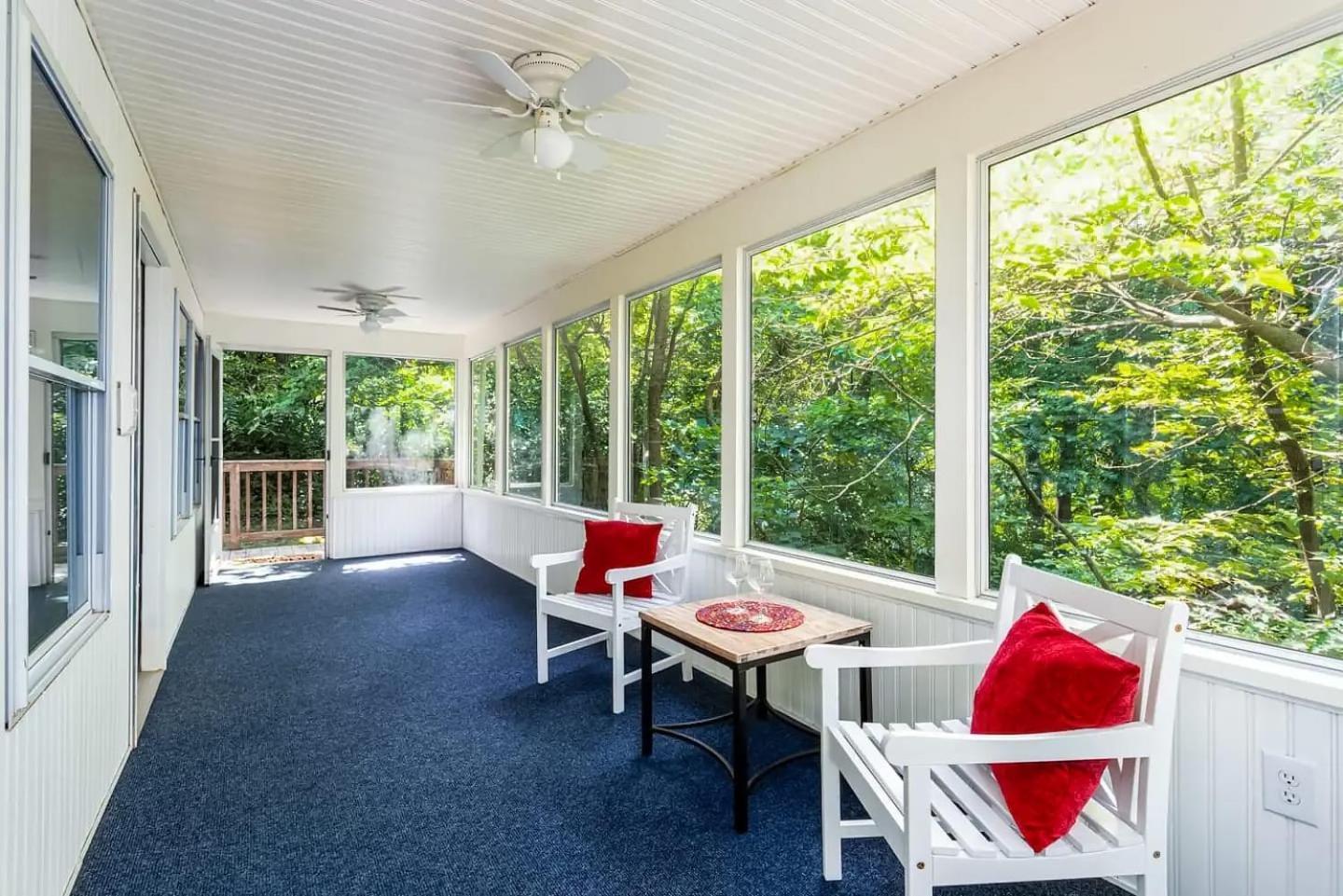 Holiday home Cozy W Hot Tub, Fire Pit, Wifi & Sunroom!