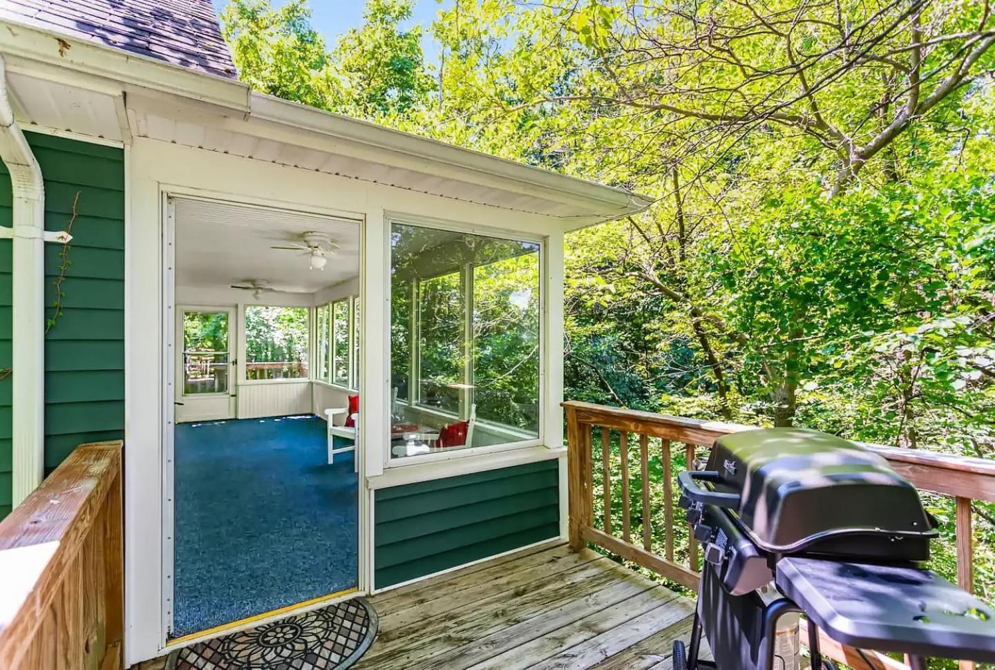 Cozy W Hot Tub, Fire Pit, Wifi & Sunroom! Holiday home *