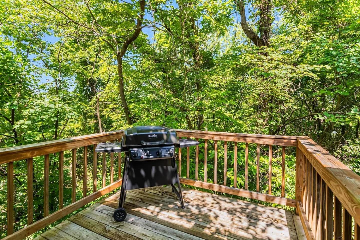 Holiday home Cozy W Hot Tub, Fire Pit, Wifi & Sunroom! *
