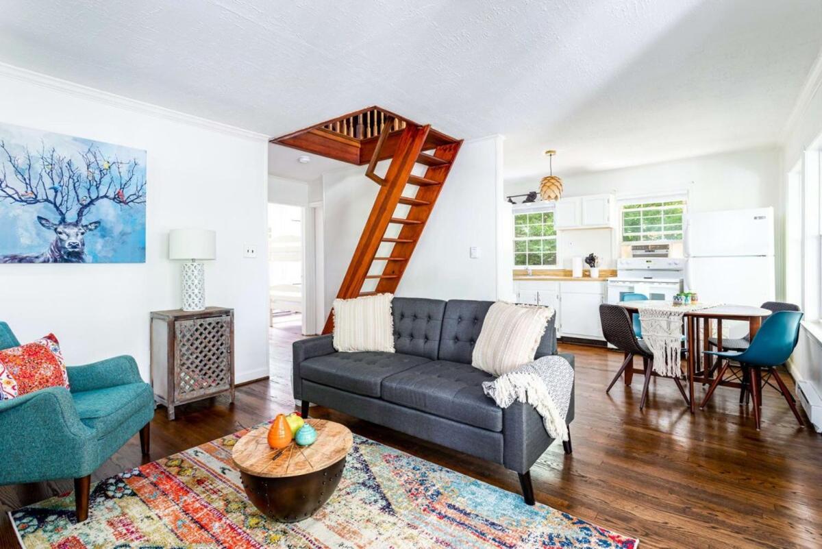 Holiday home Cozy W Hot Tub, Fire Pit, Wifi & Sunroom!